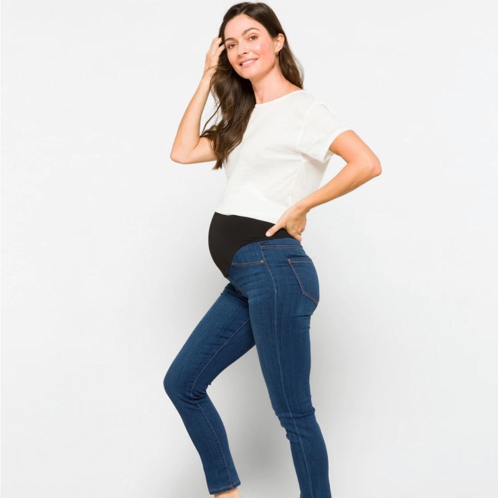 Liverpool - 25 Pulling on Light colored denim jeggings